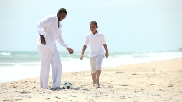 Afro-americano padre hijo jugando fútbol — Vídeos de Stock