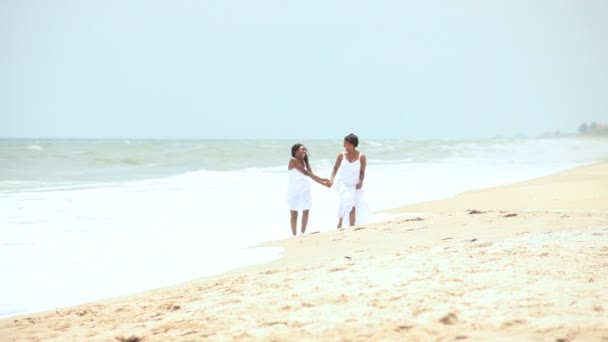 Etnische moeder dochter plezier samen vakantie zomer strand — Stockvideo