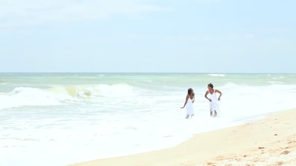 Diverse Mädchen genießen Zeit mit Mutter am Meer — Stockvideo