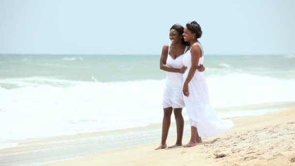 Ethnische Mutter läuft Tochter am Strand — Stockvideo