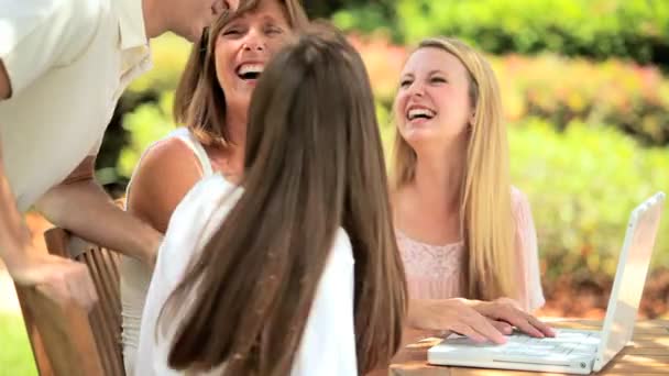 Jovem família rindo de rede online — Vídeo de Stock