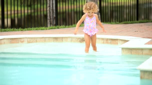 Petite fille appréciant la piscine — Video