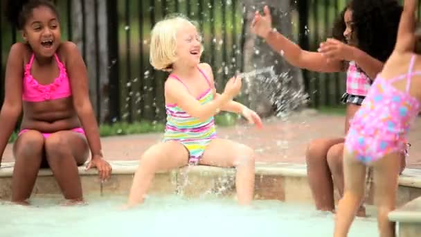 Multi étnica feliz niñas disfrutando de la actividad en la piscina — Vídeos de Stock