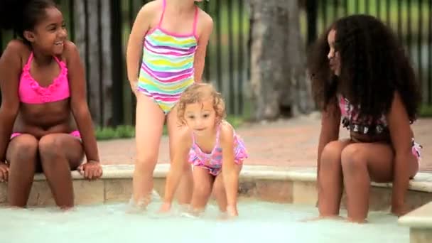 Multi étnico sorte namoradas se divertir na piscina — Vídeo de Stock