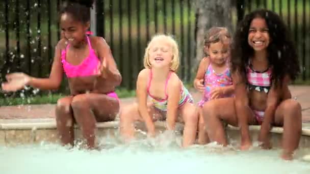 Multi meninas étnicas salpicando uns aos outros na piscina — Vídeo de Stock