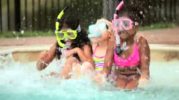 Meninas em férias usando snorkel na piscina — Vídeo de Stock