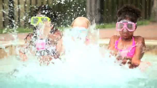 Разнообразные дошкольницы веселятся в бассейне — стоковое видео