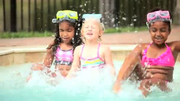 Šťastný multi etnické děti zdraví, cvičení v bazénu — Stock video