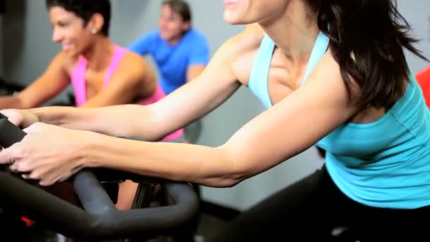 Bicicleta de exercício de equitação multi grupo étnico — Vídeo de Stock