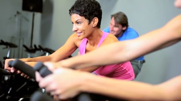 Mitglieder multiethnischer Fitnessstudios trainieren — Stockvideo