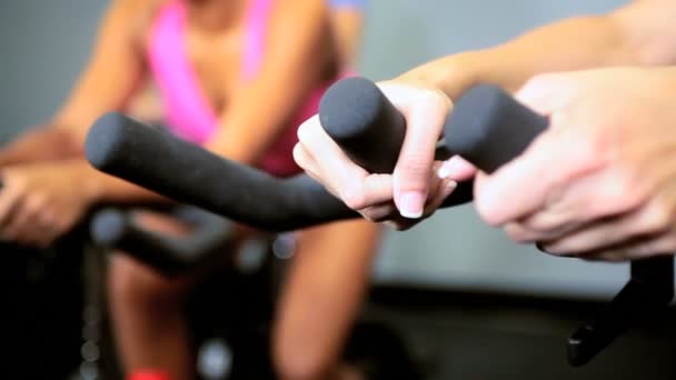 Modern bir spor salonu ekipmanları egzersiz — Stok video