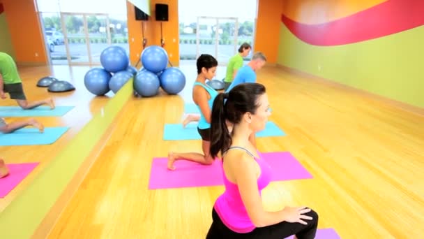 Instructora femenina tomando clases de ejercicio — Vídeo de stock