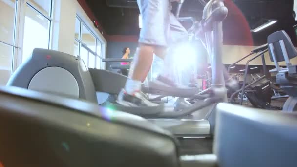 Houden op moderne fitnessapparatuur past — Stockvideo