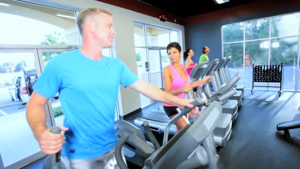 Miembros Ejercicio en el Gimnasio — Vídeo de stock