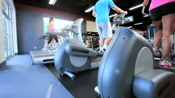 Ejercicio que funciona en la cinta de correr del gimnasio — Vídeo de stock