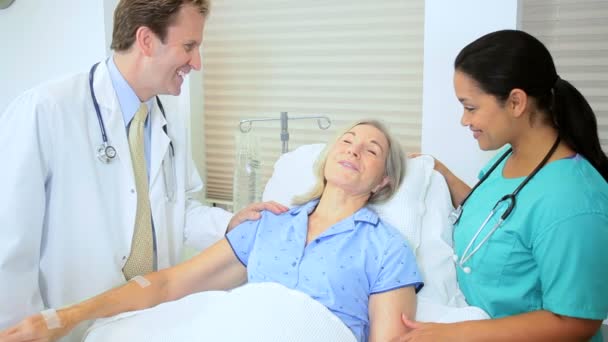 Szpital leczenia pacjentki starszy personel — Wideo stockowe