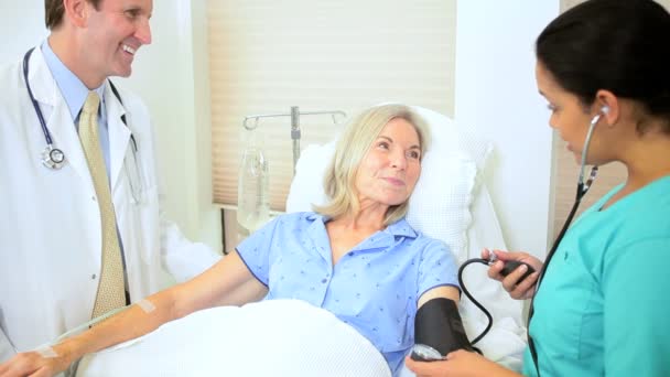 Medisch personeel nemen van patiënten bloeddruk — Stockvideo