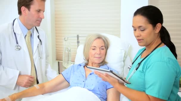 Оновлення жіночий історії хвороби пацієнта — стокове відео