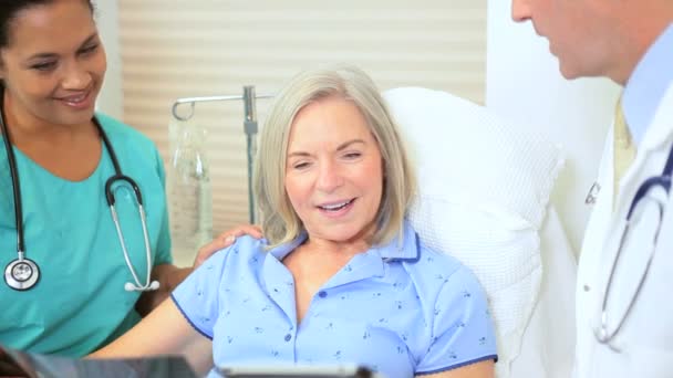 Radiologie personál mluví s pacientem — Stock video