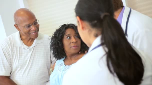 Paciente femenina mayor con personal médico — Vídeo de stock