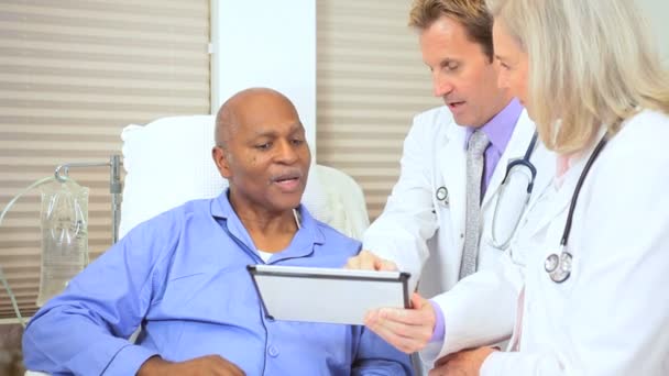Senior patiëntenzorg wordt opgenomen draadloos Tablet PC — Stockvideo