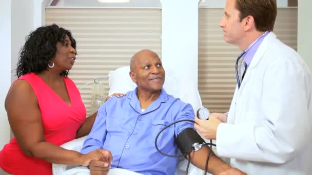 Equipe médica tomando a pressão arterial do paciente — Vídeo de Stock