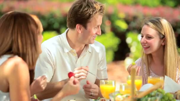 Giovane famiglia caucasica condivisione pranzo sano insieme — Video Stock