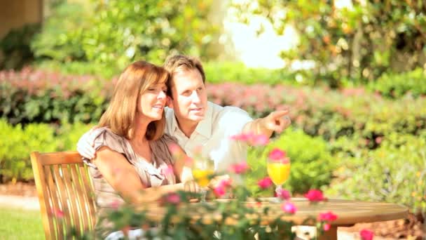 Para zadowolony siedzi ogród przydomowy — Wideo stockowe