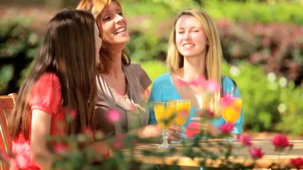 Riendo mamá hijas en jardín — Vídeos de Stock