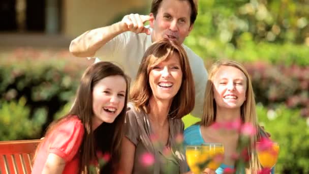 Gelukkig familie tijd samen buitenshuis — Stockvideo