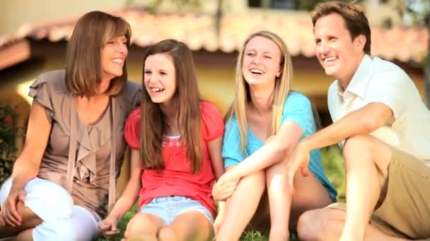 Familia joven hablando juntos jardín delantero — Stockvideo