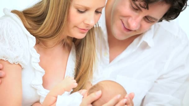 Orgullosos padres recién nacidos Niño — Vídeo de stock