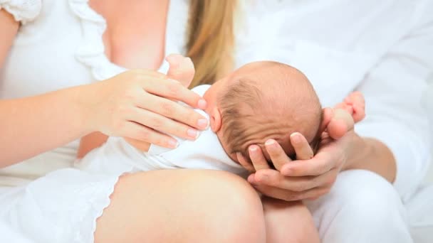 Primeros planos padres satisfechos y bebé — Vídeos de Stock