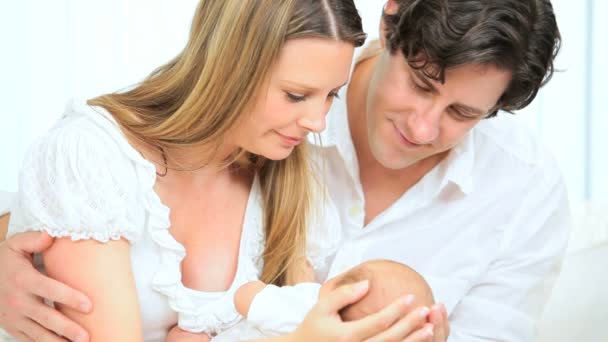 Caucasico coppia radling neonato figlio — Video Stock