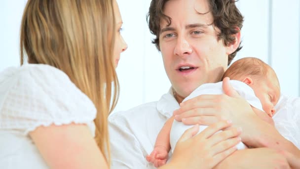 白种人夫妇底座新生儿儿子 — 图库视频影像