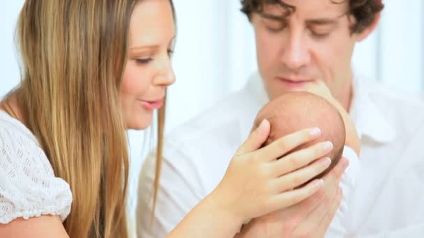 Fermer Parents berceau Fille nouveau-née — Video