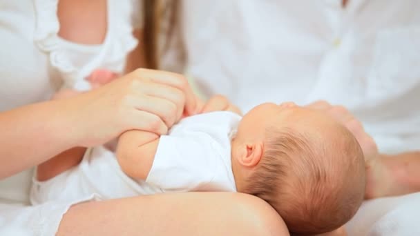 Çift cradling yeni doğan oğlu — Stok video