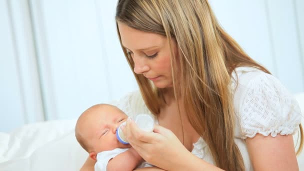 Babyjongen gevoed door nieuwe mom — Stockvideo