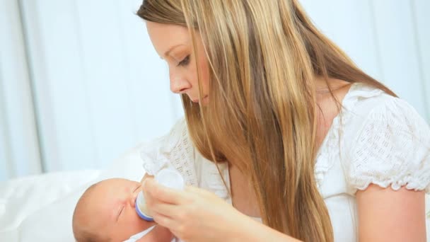 Jovem mãe alimentando bebê filha — Vídeo de Stock