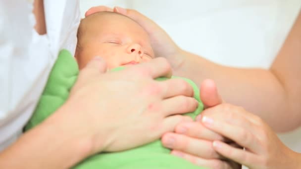 Nahaufnahme neugeborenes Baby eingewickelte Decke — Stockvideo