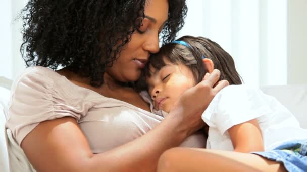 Niedliche ethnische Kind schlafenden Müttern Schulter — Stockvideo