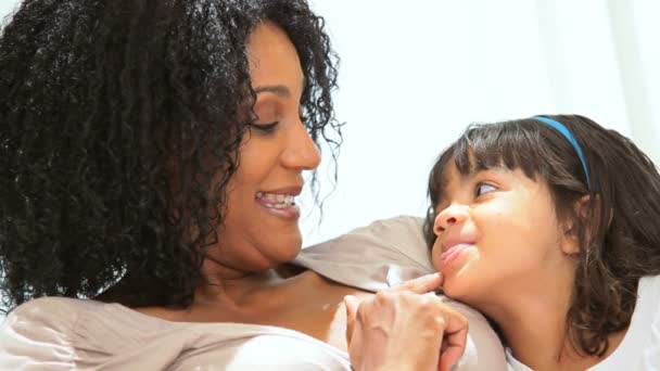 Feliz Madre Afroamericana Niño pequeño — Vídeo de stock