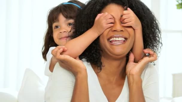 Bonito pouco étnico menina jogar jovem mãe — Vídeo de Stock