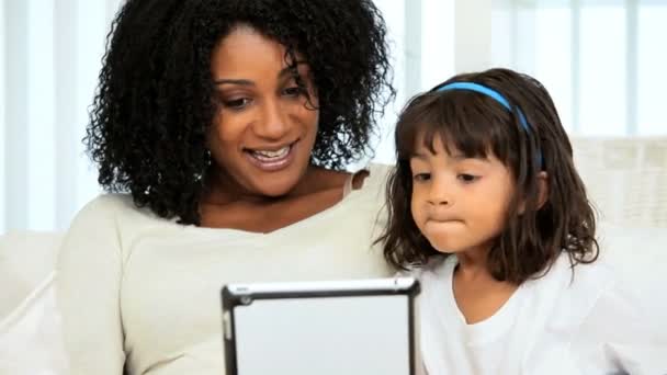 Fermer Ethnic Mom Child en utilisant la technologie de la tablette — Video