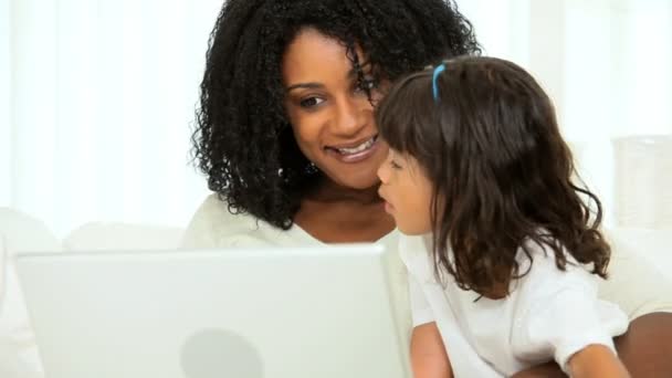 Mãe pouco étnico menina laptop computador — Vídeo de Stock