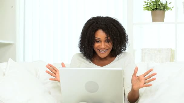 Etniczne kobieta za pomocą laptopa z bliska — Wideo stockowe