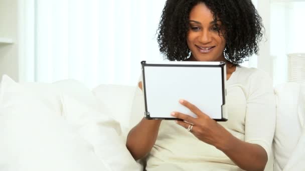 Piuttosto afro-americano ragazza tecnologia tempo libero — Video Stock