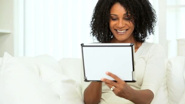 Etnik kadın online tablet başarı — Stok video