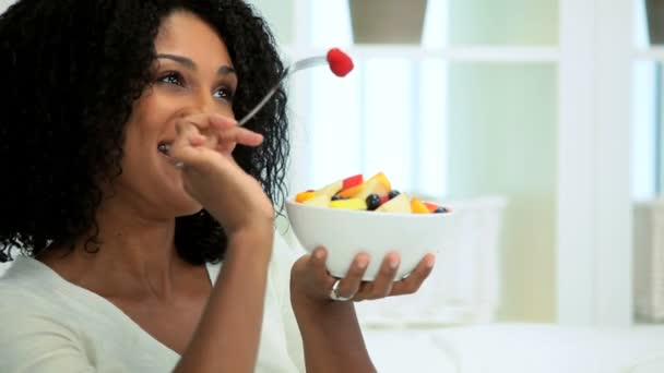 Güzel kadın rahatlatıcı kanepe taze meyve yeme — Stok video
