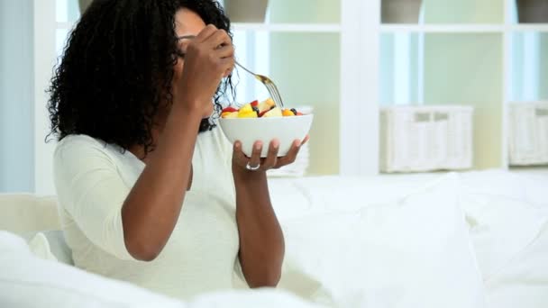 Hermosa mujer étnica disfrutando de fruta fresca saludable — Vídeo de stock